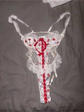 White Lace & Red Kiss-Print Satin Teddy small New